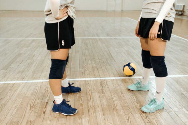 Czy w siatkówkę można grać w zwykłych butach halowych?